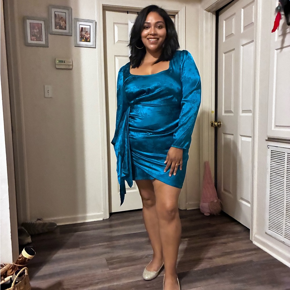 Elegant Teal Long-Sleeve Dress